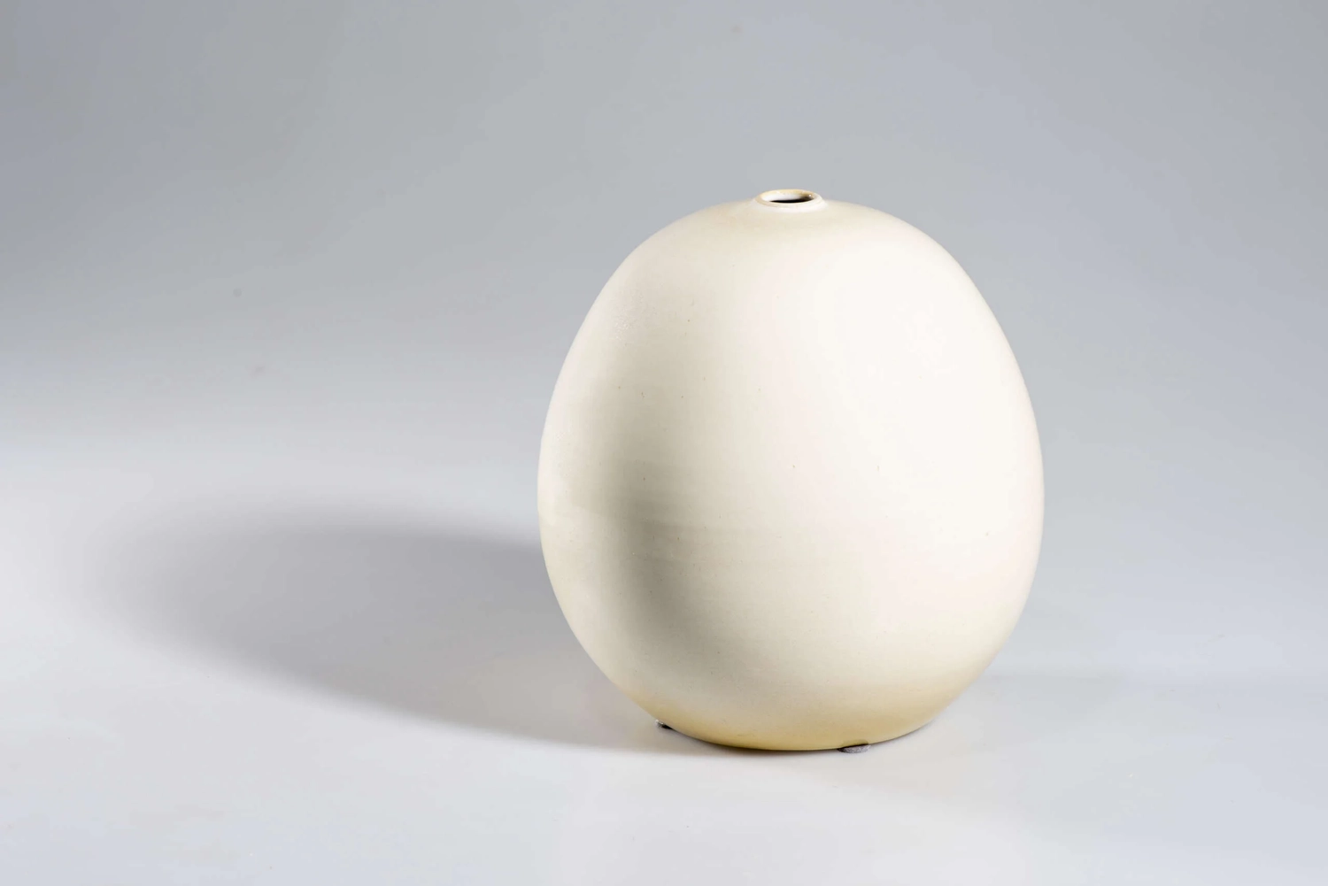 Keramik Atelier Melis - Töpferkurse - Große, glatte, cremefarbene, ovale Keramikvase