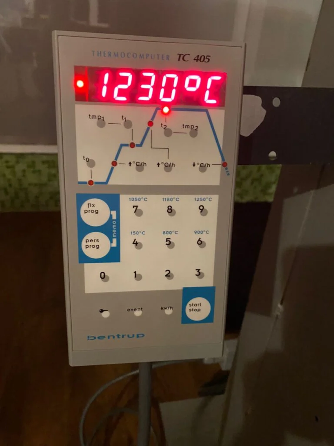 Keramik Atelier Melis - Töpferkurse - Nahaufnahme eines Bentrup TC 405 Ofenreglers mit einer Temperaturanzeige von 1230 Grad Celsius und verschiedenen Bedienknöpfen.