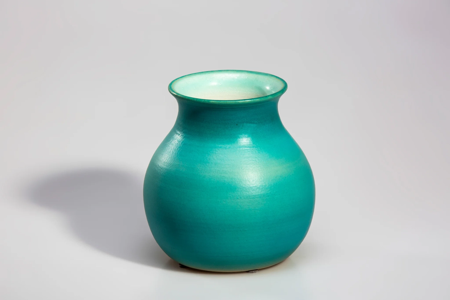 Keramik Atelier Melis - Töpferkurse - Dies ist eine Burmantofts Fayence-Vase in Balusterform mit genoppter Oberfläche und einer charakteristischen türkisfarbenen Glasur.