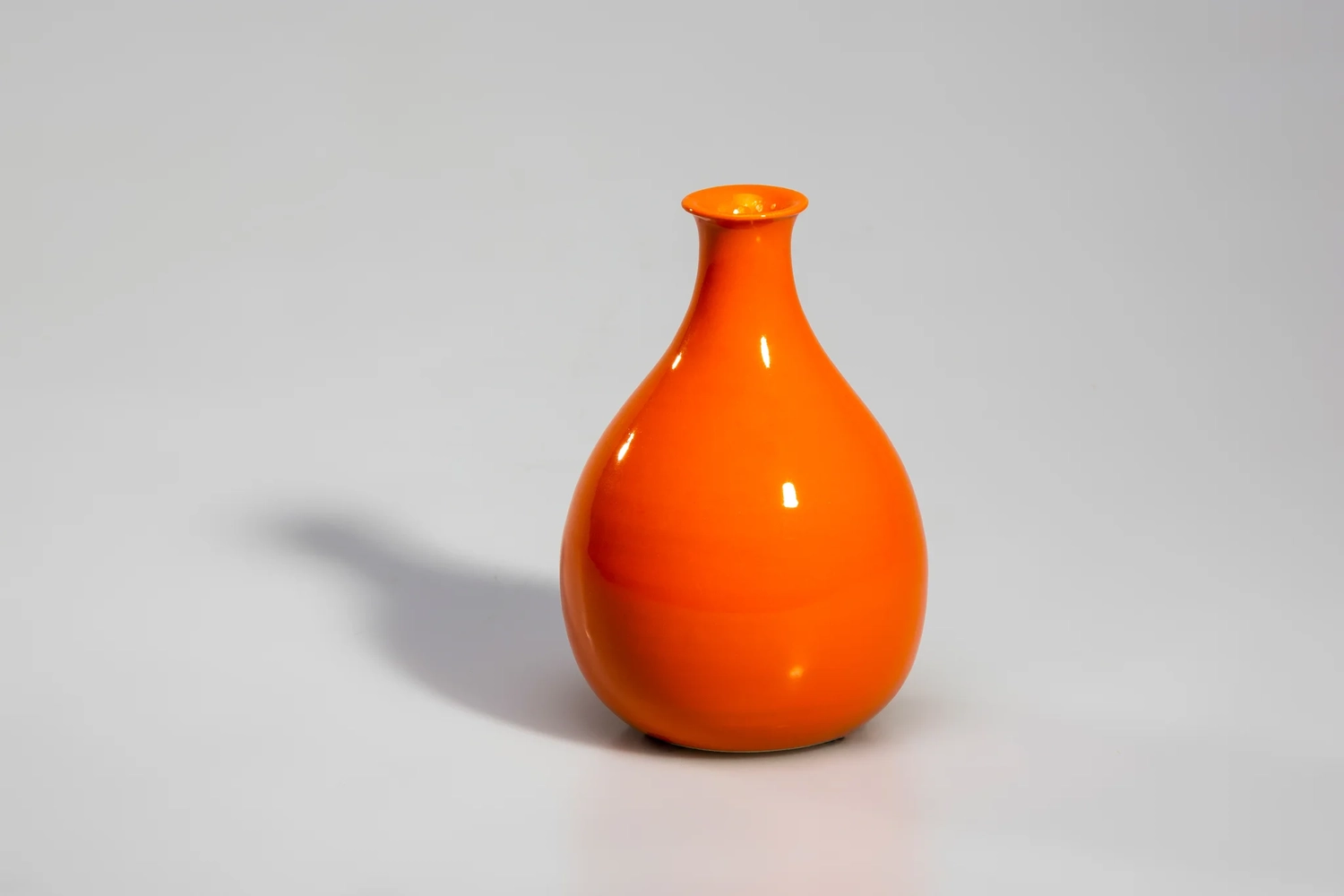 Keramik Atelier Melis - Töpferkurse - Dies ist eine leuchtend orangefarbene, bauchige Glasvase aus Krosno, Polen.