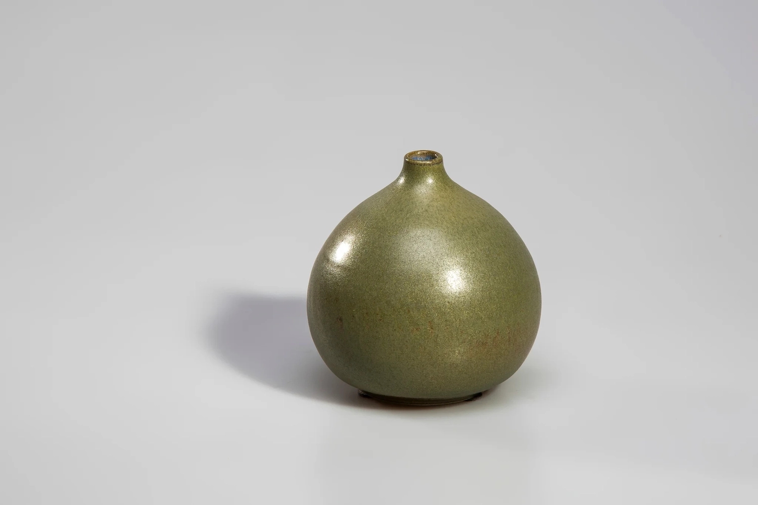 Keramik Atelier Melis - Töpferkurse - Eine kleine, runde, celadongrau glasierte Porzellanflasche oder Vase mit kurzem, schmalem Hals.