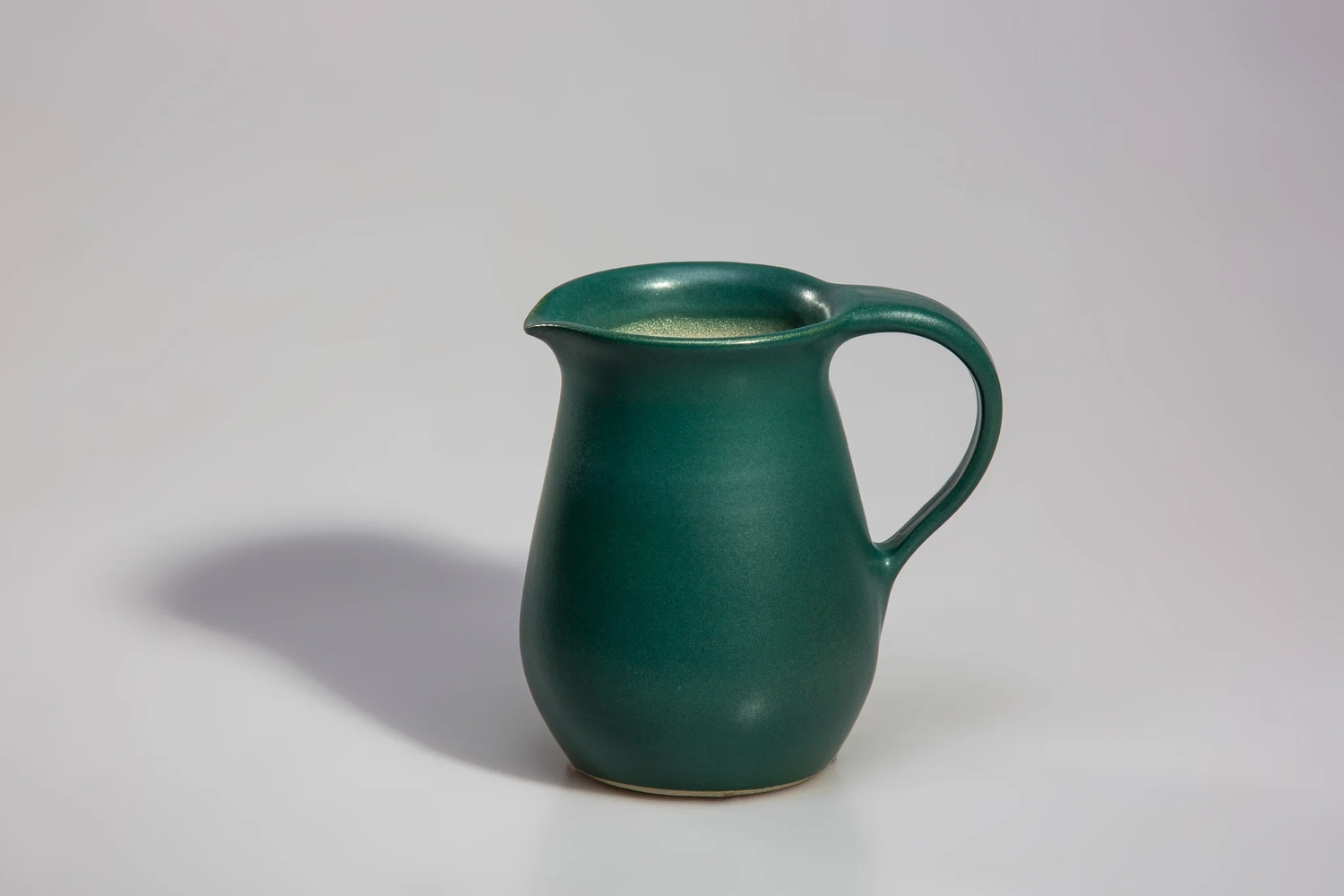 Keramik Atelier Melis - Töpferkurse - Mattgrüner Steingutkrug.