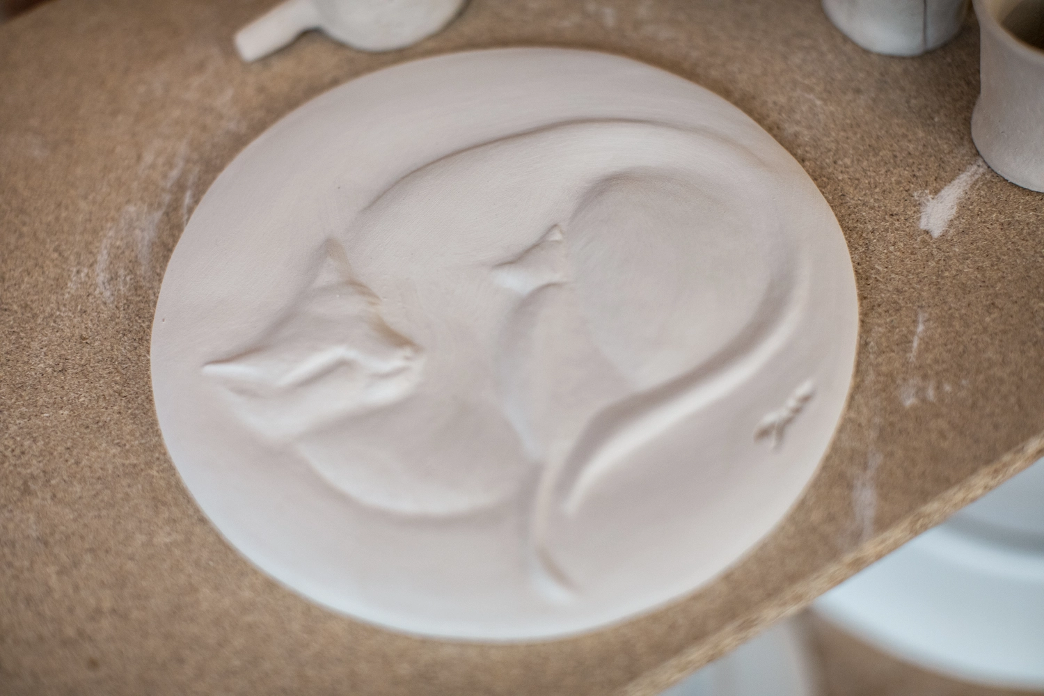 Keramik Atelier Melis - Töpferkurse - Handgefertigtes Keramik-Wandrelief eines schlafenden Fuchses, möglicherweise ein „Cuddle“-Rahmen von PAO Ceramic.